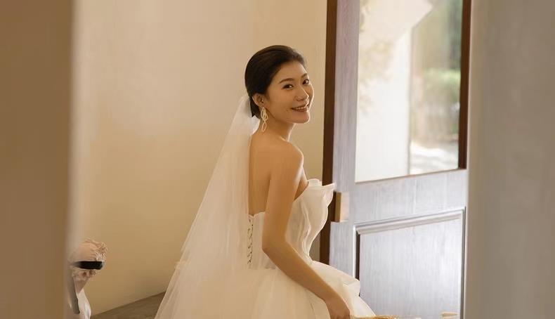 Ätherisches Trägerloses Hochzeitskleid Für Sommer Brautshooting_voghion.com