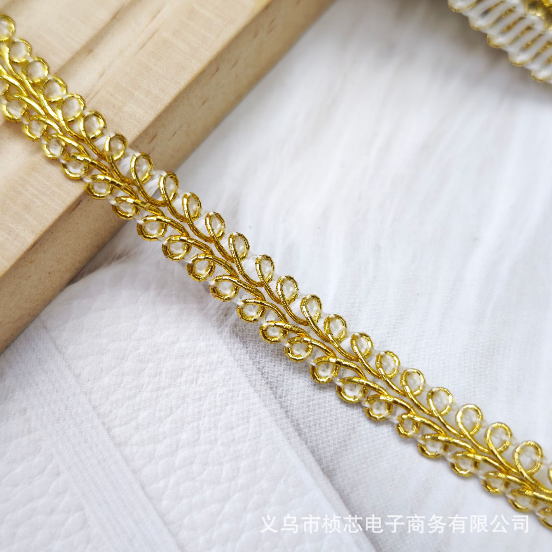 0.8cm*white background+gold