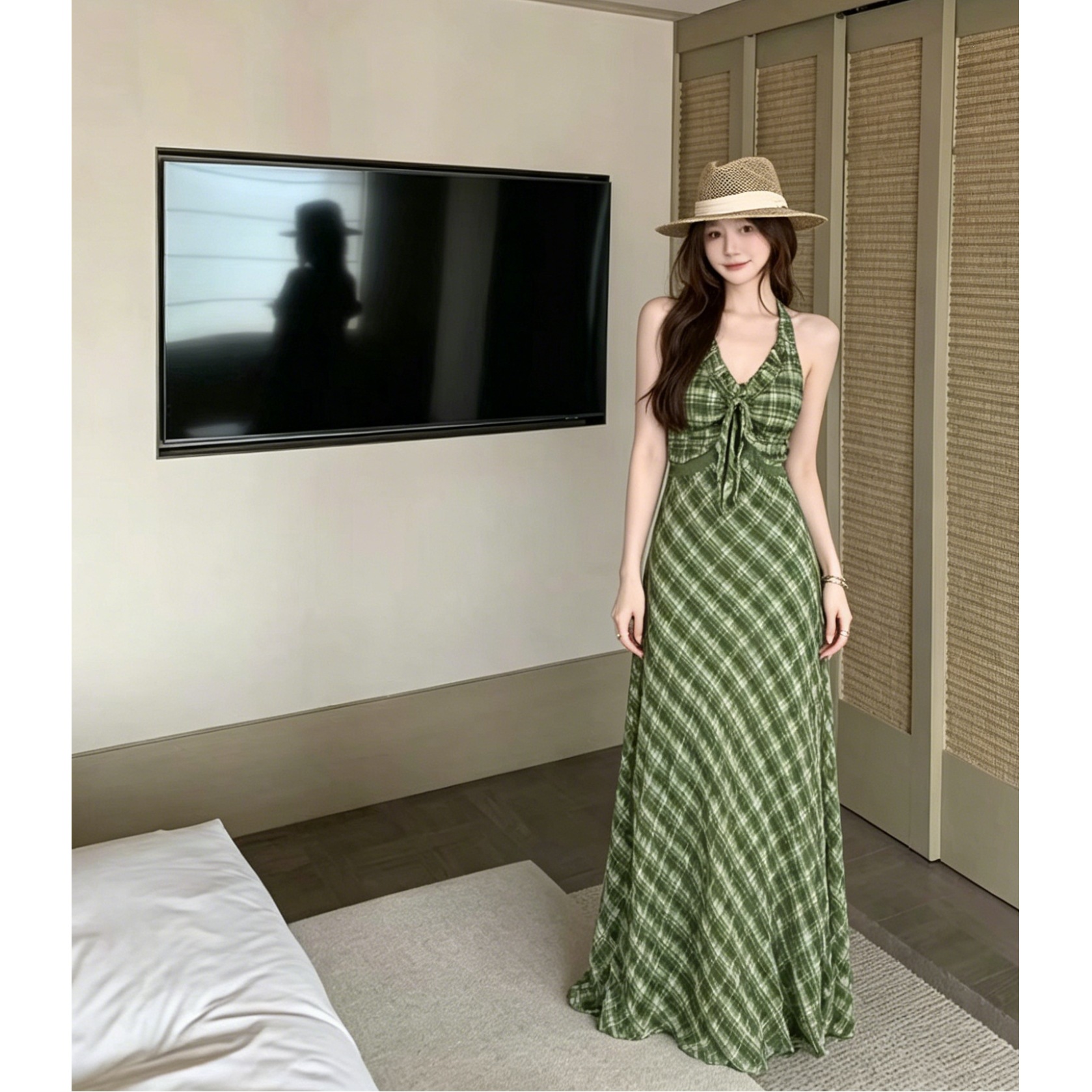 French-style halter neck green plaid long dress for women, summer waist-cinching slimming pure desire style dress for beach outings and photo shoots