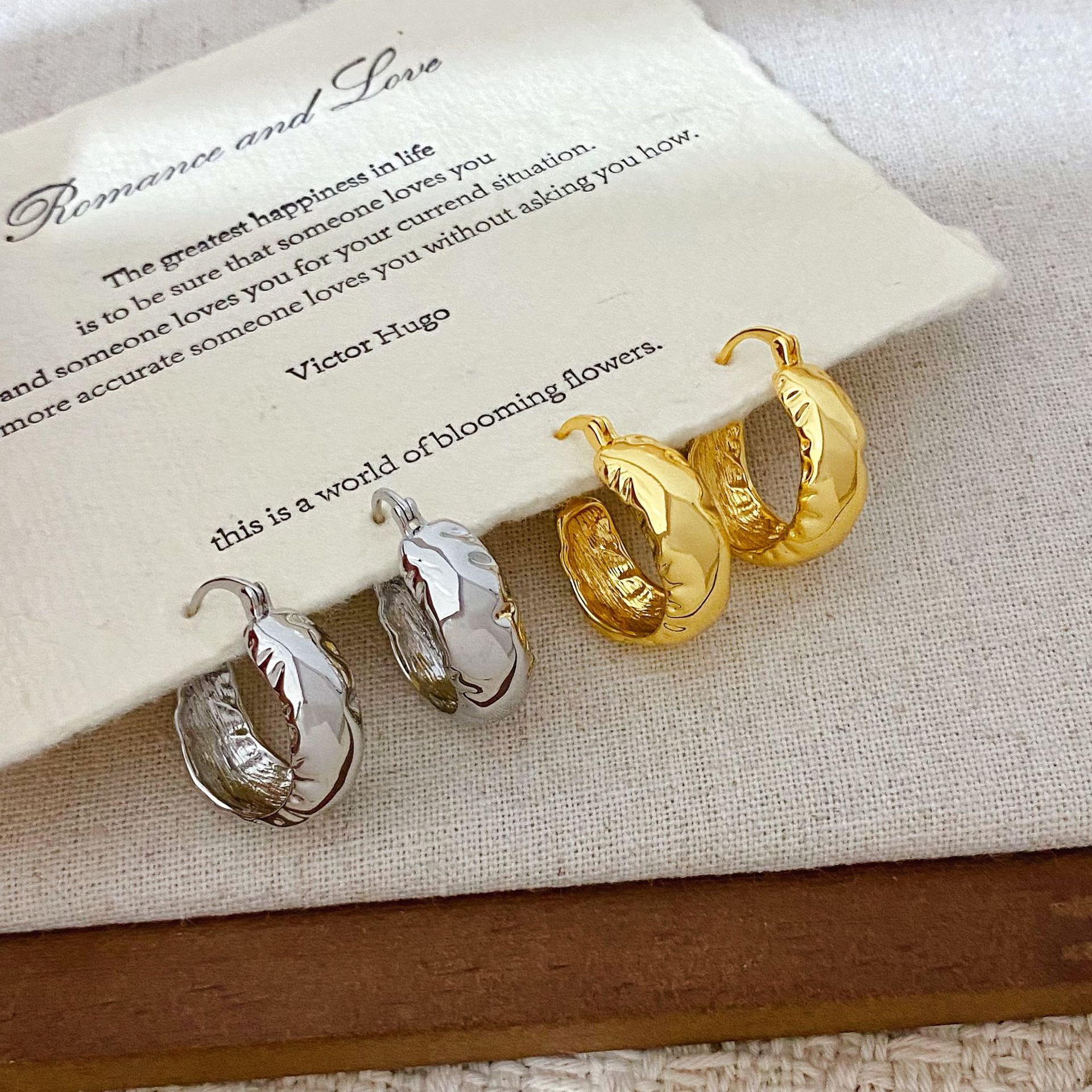 Copper Gold-Plated Minimalist Textured Glossy Hoop Earrings for Women, New High-End Fashion Ear Cuffs and Ear Accessories