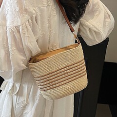 手工编织草编包女夏天新款小众设计斜挎水桶包海边度假大容量沙滩