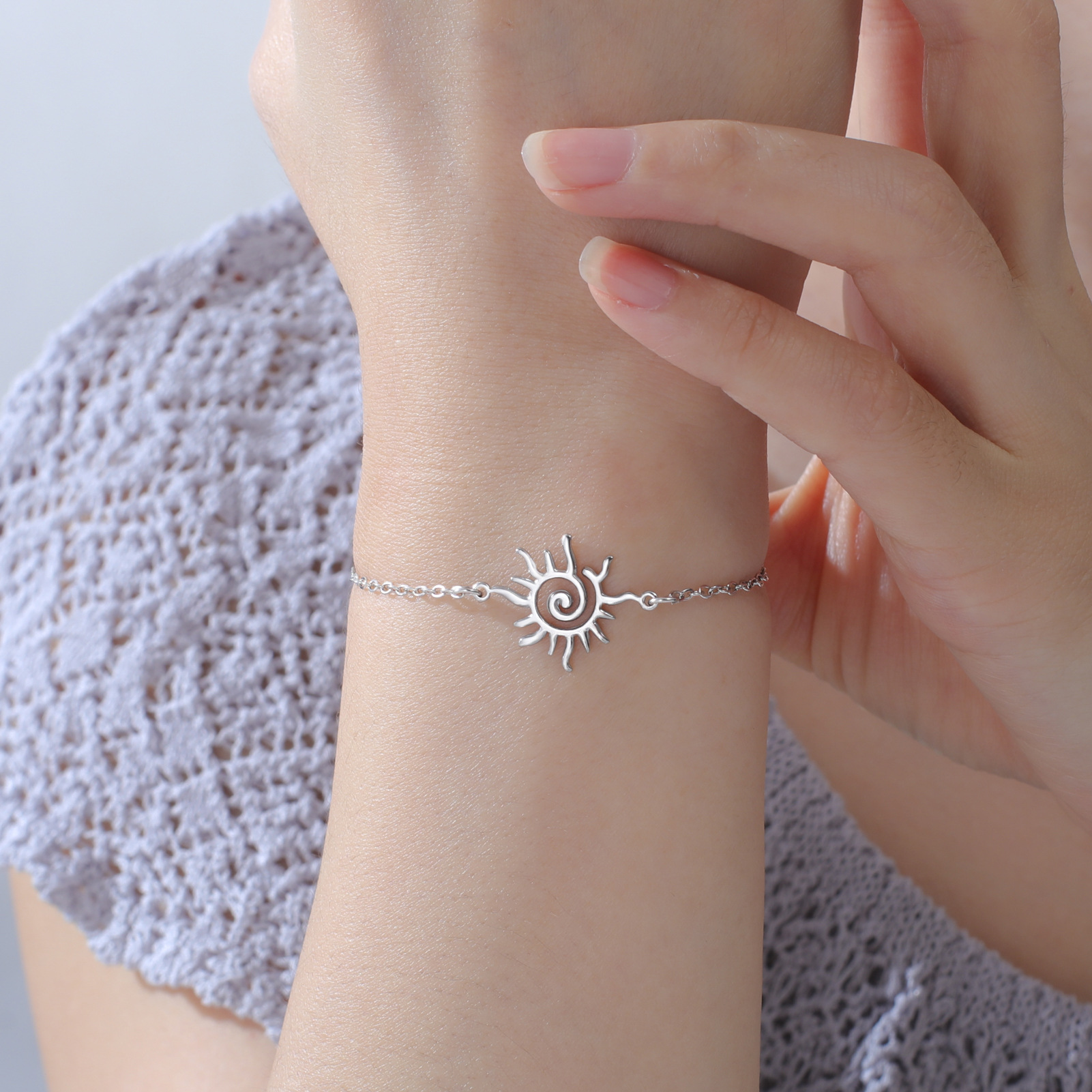 Pulseira personalizada com pingente de sol em espiral de aço_voghion.com