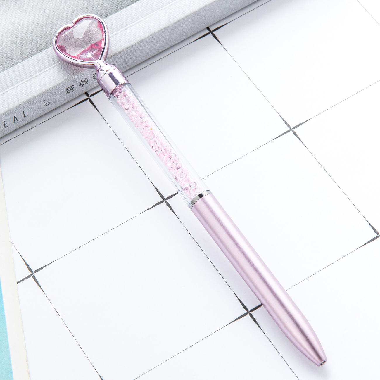 Bolígrafo de plástico amor al por mayor imprimible logotipo hotel publicidad bolígrafo de regalo creativo bolígrafo de cristal multicolor