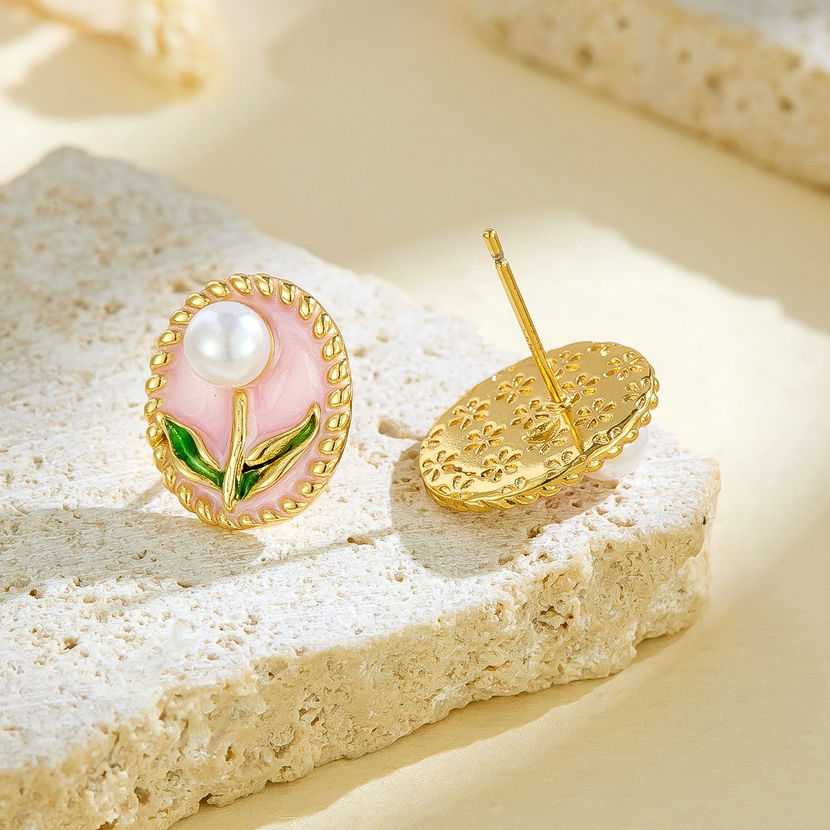Estilo de palacio retro con incrustaciones de flores de perlas Pintura al óleo Pendientes de la serie de viento Nuevo estilo de lujo ligero Pendientes de sentido avanzado