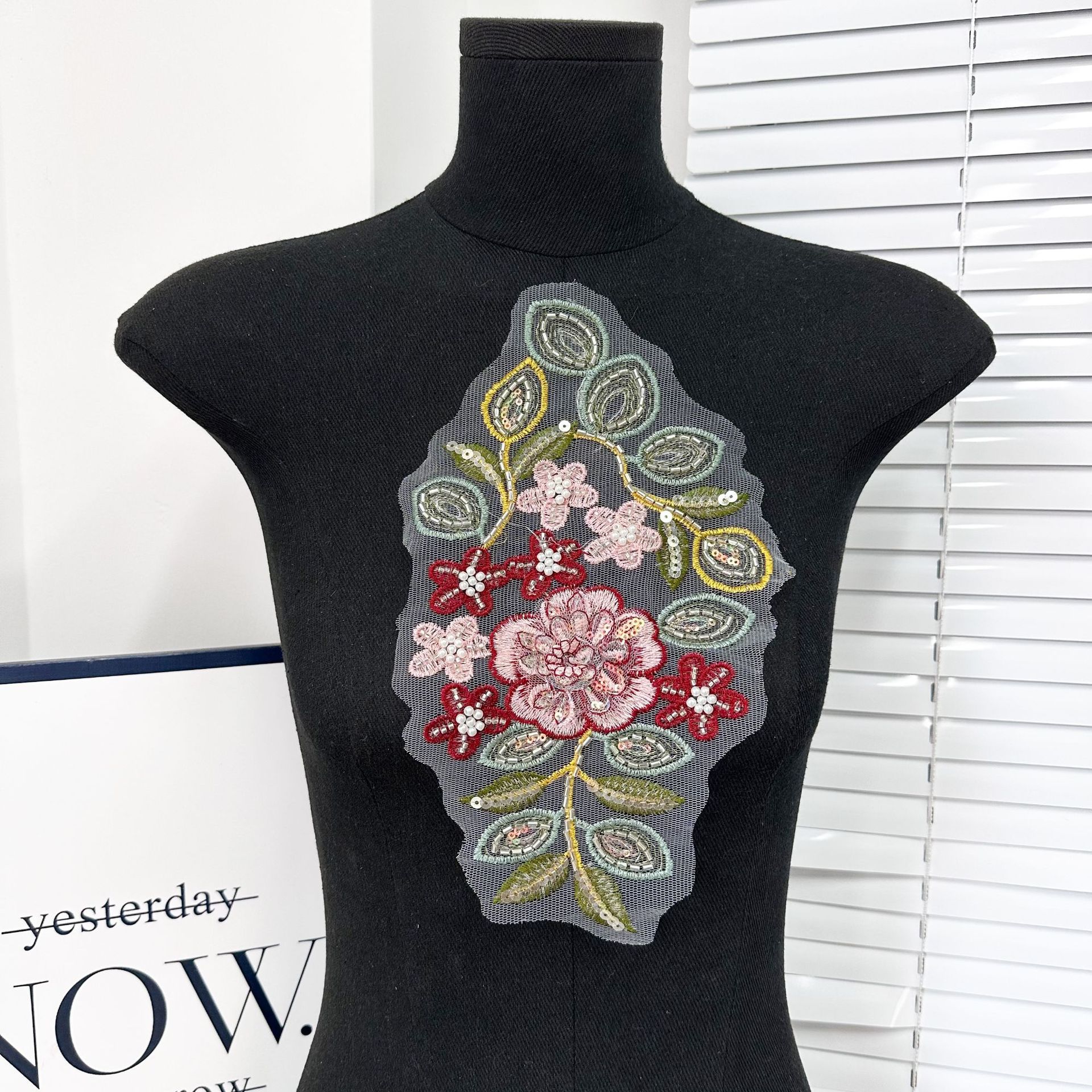 Hermoso hilo de malla bordado tridimensional tela de flores de color pegada ropa de rendimiento ropa de baile accesorios ropa de chicas