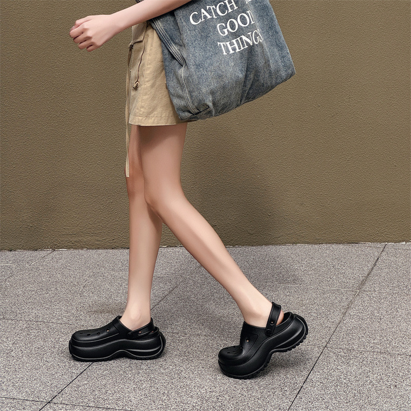 Zapatos con agujeros de suela gruesa de verano para mujeres, sandalias Baotou de moda aumentadas, pantuflas de dos manos de fondo grueso EVA de todo fósforo junto al mar