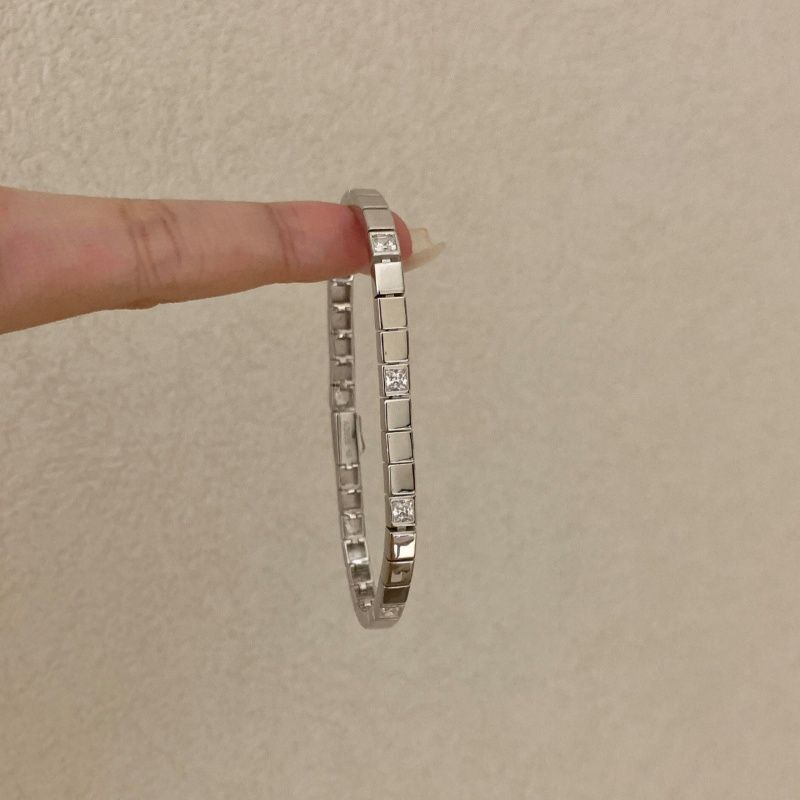 Korean-Style Small Square Beaded Bracelet with a High-End Feel, Exquisite, Simple, Fashionable, and Elegant, Suitable for Layering Korean-Style Small Square Beaded Bracelet with a High-End Feel, Exquisite, Simple, Fashionable, and Elegant, Suitable for Layering