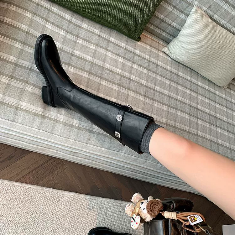 Маленький человек не имеет высоких колен сапоги рыцаря женские 2024 осенние и зимние кожаные толстые каблуки заклепки