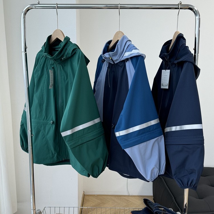 Spring and Autumn Outdoor Jacket with Detachable Sleeves, Casual Water-Repellent Reflective Commuter Outdoor Sports Jacket