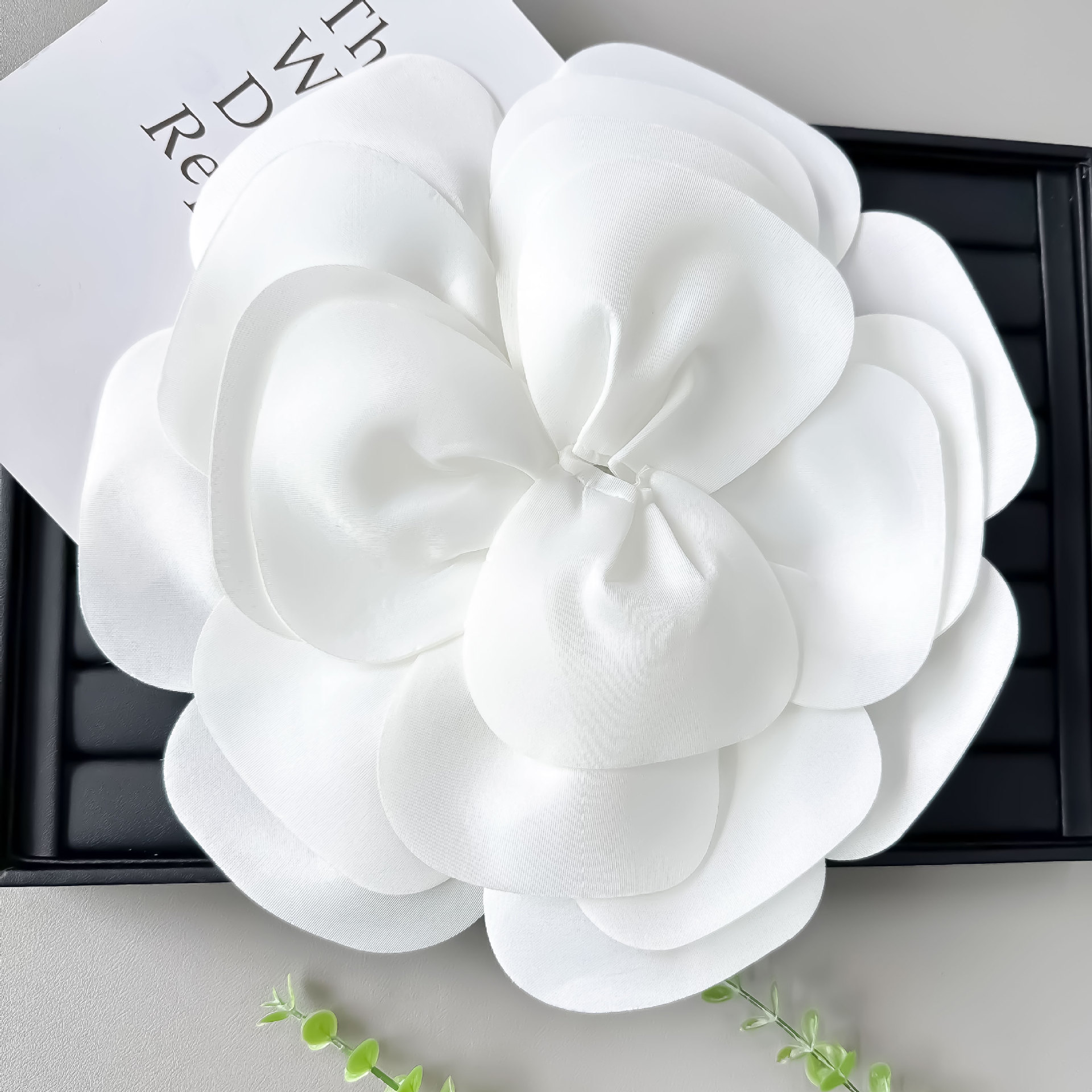 Nuevo corsage de flores tridimensional versátil en tela, accesorios para vestidos de novia, disfraces de espectáculo, trajes de baile y decoraciones cosidas a mano.
