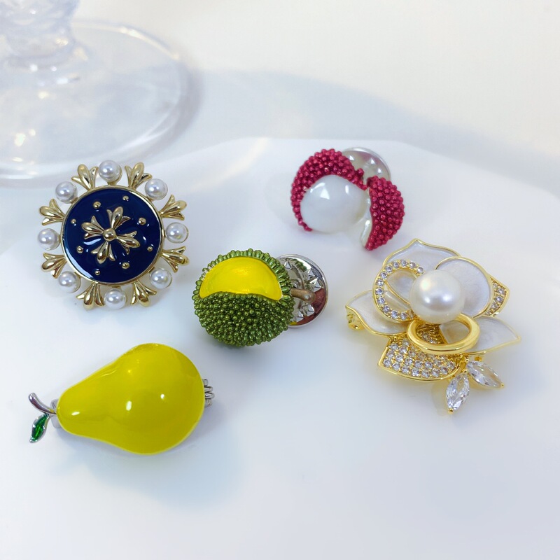 Sweet cute small fruit brooch lychee high quality corsage all-match flower Western Assembly coat Thorn pin