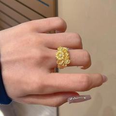 金店と同じスタイルの花柄ゴールドダイヤモンドリング、女性向け新作、ニッチで軽やかな高級感、ファッション性の高い人差し指リング