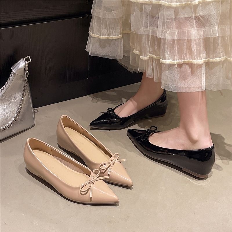 Pequeño aumento de altura de cabeza puntiaguda de boca superficial zapatos de mujer 2026 nuevo temperamento marizhen arco zapatos de mujer plano