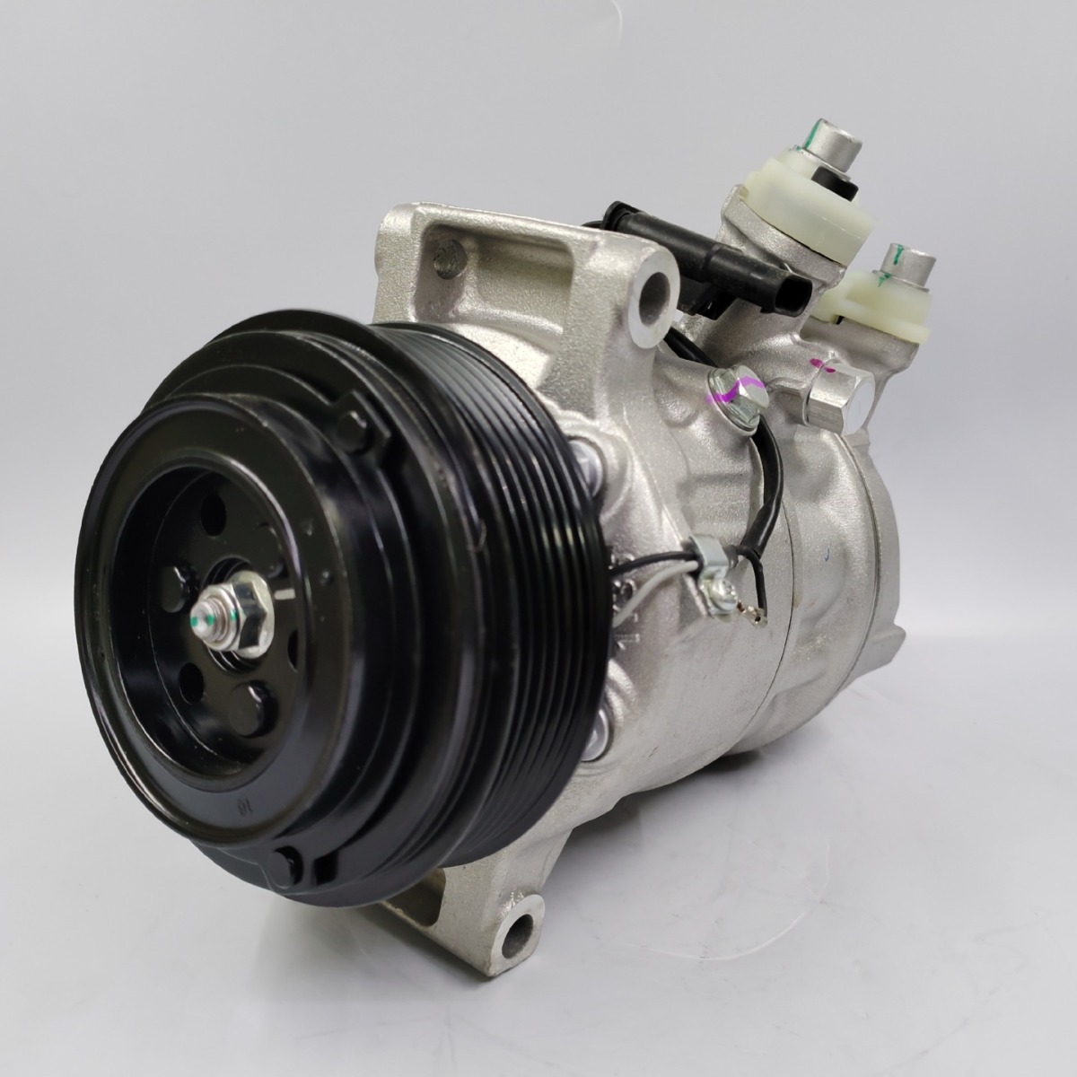 跨境专供汽车空调压缩机适用于奔驰W205三电版WXMB13040