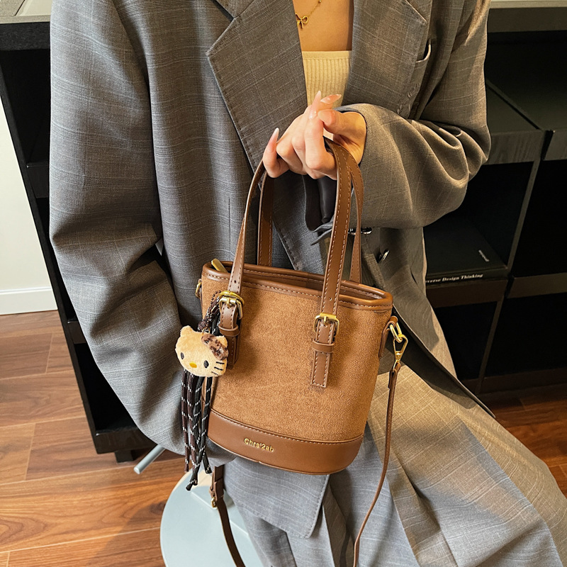 Cross-border coreano nicho esmerizado bolso de cubo de mano mujer 2025 nuevo invierno retro mochila de hombro mochila de viaje