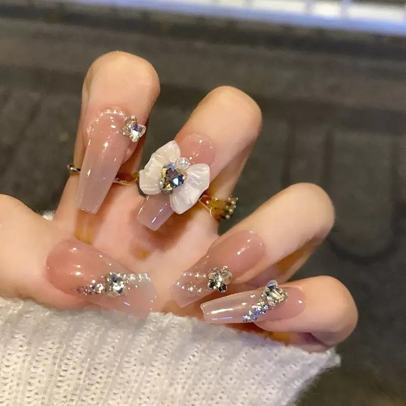 夏の新しいインスタイルウェアラブルネイルピュアデューティーマニキュアパッチホワイトニング取り外し可能なネイルパッチロングとショートスタイルの完成品|undefined
