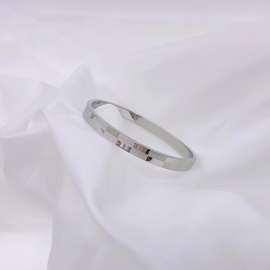 En stock fábrica directa Transfronteriza Popular electrochapado 18K pulsera de acero de titanio femenina personalidad no se desvanece moda nicho moda