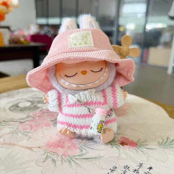 Fuchsia sweater, white teapot