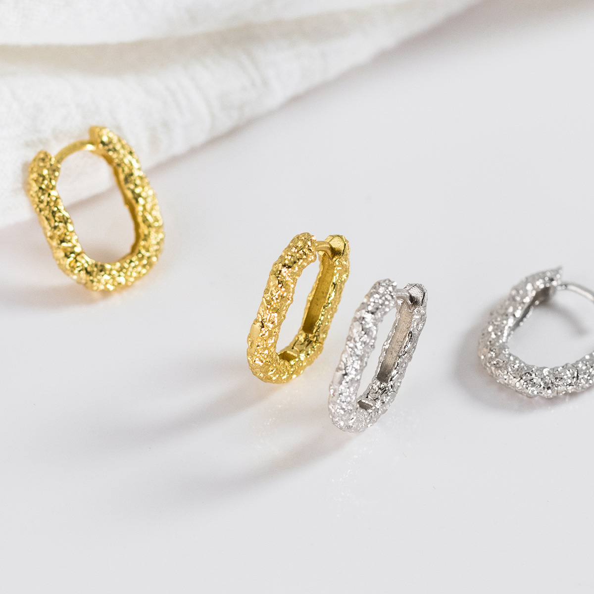 Eloch s925 plata irregular textura orejas elípticas coreana simple y compacto auriculares de verano para mujeres M00738