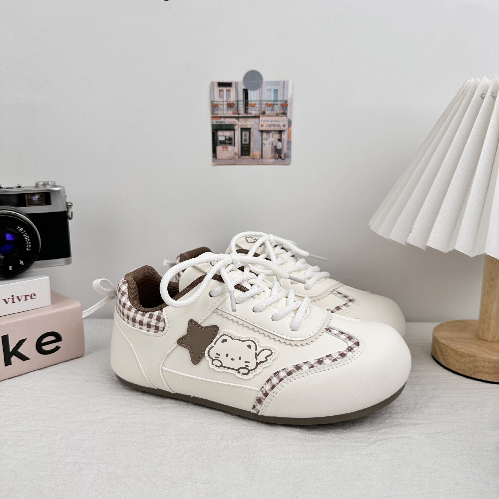 Zapatos de entrenamiento de gatos de ondas distantes de ángel de otoño de 2025 nuevos zapatos de skate casuales con falda de zapatos blancos