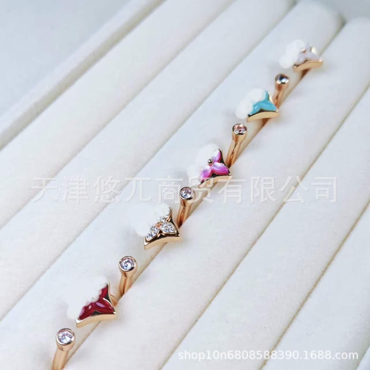 New High-End Lv-Style Ring with Pink and White Shell Flower Design, Round Ring for Women, Rose Gold, Internet Celebrity Style, Four-Leaf Clover Ring