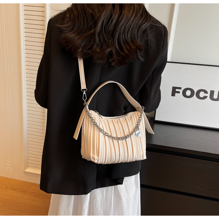 Borse di design di nicchia 2023 Borsa a mano alla moda di nuova moda Estate Senso di alto livello di pieghe borsa a secchiello a tracolla esplosiva_voghion.com