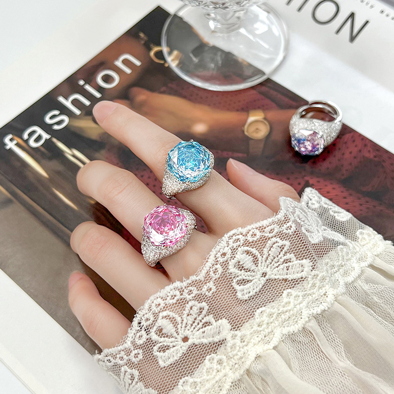 2025 nueva joyería Zhuangsheng fondo de cobre chapado en oro simulación rosa corte color temperamento anillo retro piedra principal 14mm