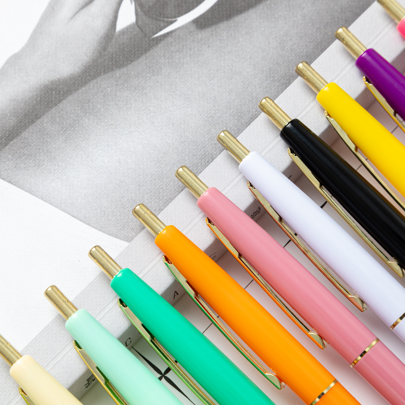 Presione el bolígrafo multicolor al por mayor papelería de oficina estudiante bolígrafo de plástico logotipo de impresión bolígrafo de regalo publicitario