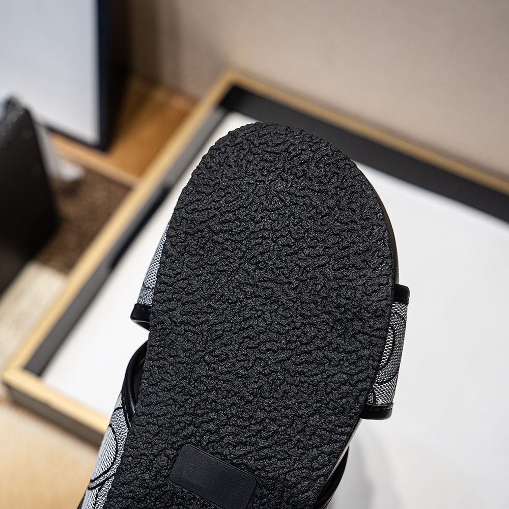 Sandales à semelles épaisses pour femmes 2024 nouveaux vêtements d'extérieur d'été C sandales rehaussantes à brides croisées sandales pour femmes_voghion.com