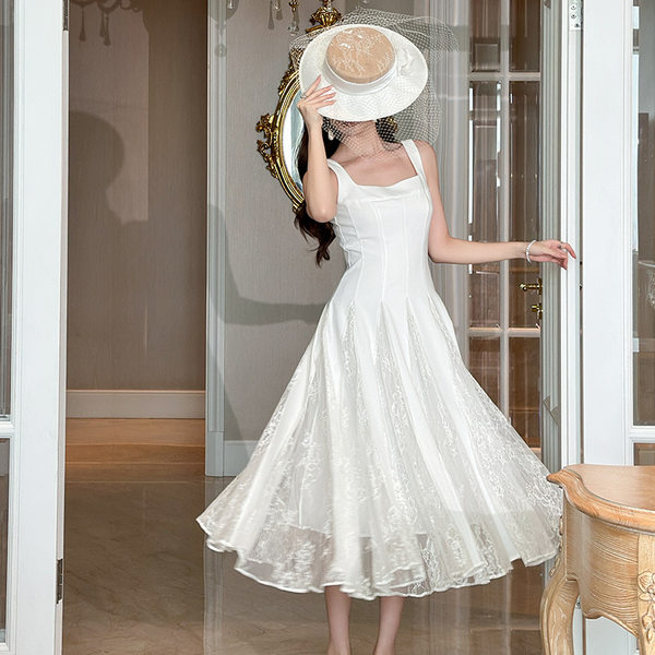 Đầm maxi nữ cổ vuông kiểu Pháp eo thiết kế phối ren vạt rộng dây đeo — trắng