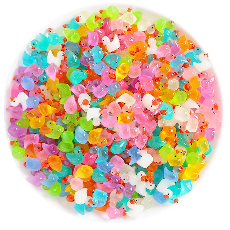 Mini patito luminoso Adornos de animales pequeños de colores para niños Diy Colgante de resina Llavero de recuerdo hecho a mano