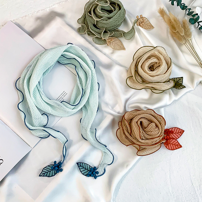 Bufanda triangular babero femenino nuevo estilo bufanda de seda plisada de todo fósforo sentido de alta calidad colgante de hoja pequeña bufanda de cuello bufanda decorativa