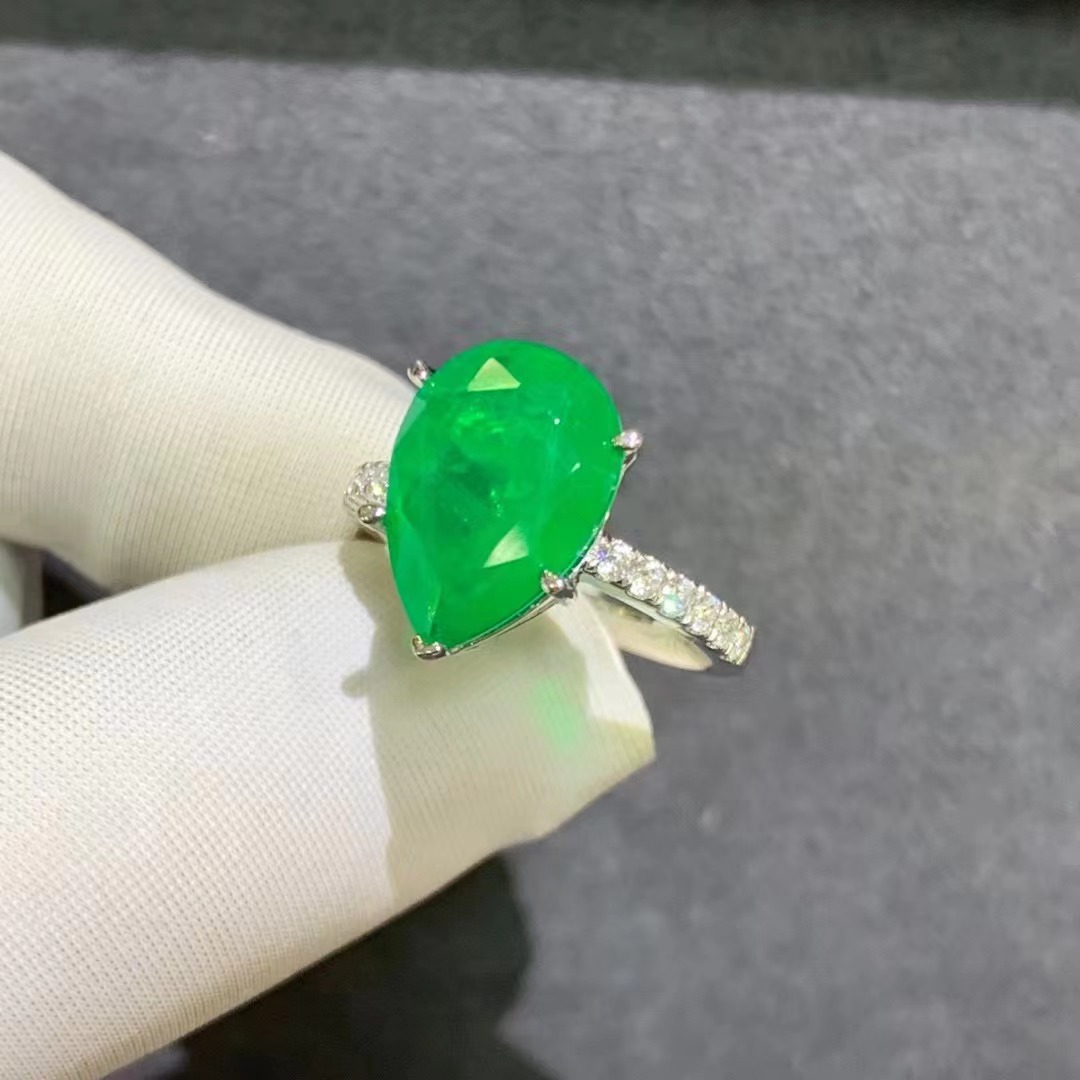 Anillo femenino de corte esmeralda en forma de gota de 6 quilates plateado anillo femenino Esmeralda sintética con incrustaciones de platino grueso de cinco capas