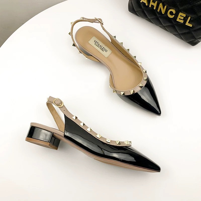 Sandalias de remaches franceses para mujeres 2026 verano nueva punta ligera de lujo versátil con suela suave zapatos de tacón bajo para mujeres desnudas