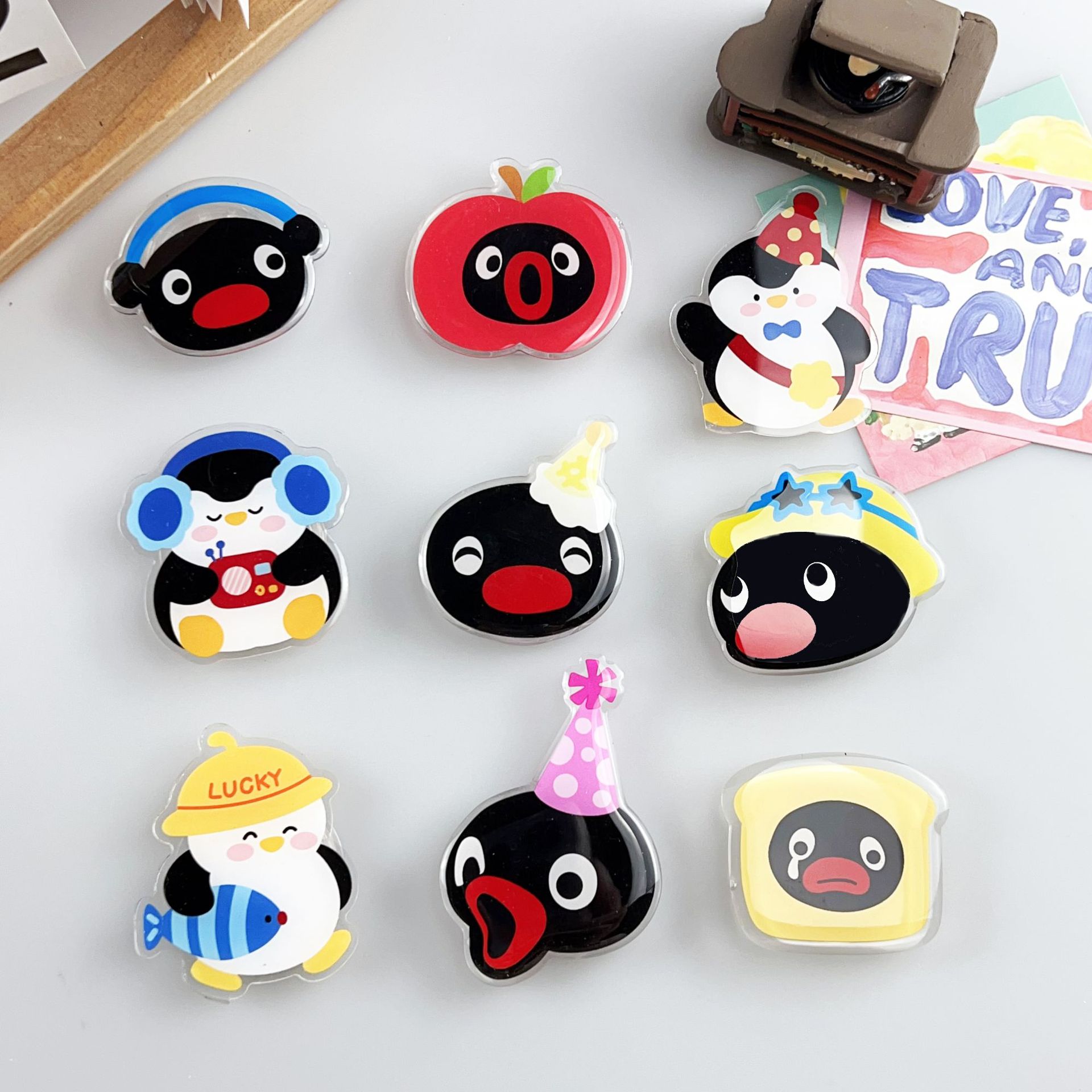 Pingu Penguin Mobile Phone Airbag Holder Fun Magnetic Retractable Desktop Acrylic Glue Mobile Phone Holder Universal