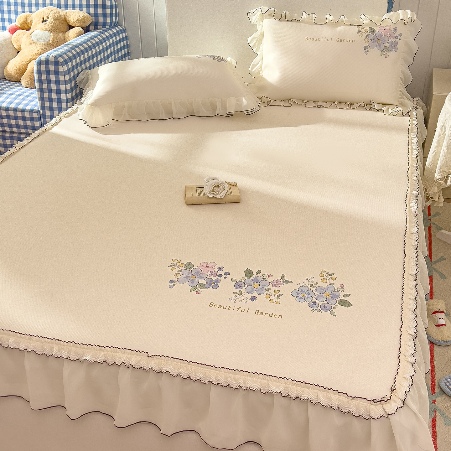 A clase de verano frío frijoles cama de frijoles falda de cama de cuatro piezas set lavable princesa aire acondicionado suave alfombra de seda de hielo