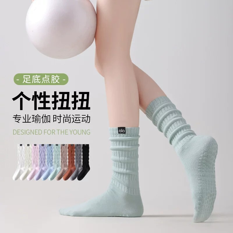 Professional women's mid-calf yoga socks for indoor fitness and exercise, with full-length silicone anti-slip and shock-absorbing features, suitable for Pilates Professional women's mid-calf yoga socks for indoor fitness and exercise, with full-length silicone anti-slip and shock-absorbing features, suitable for Pilates