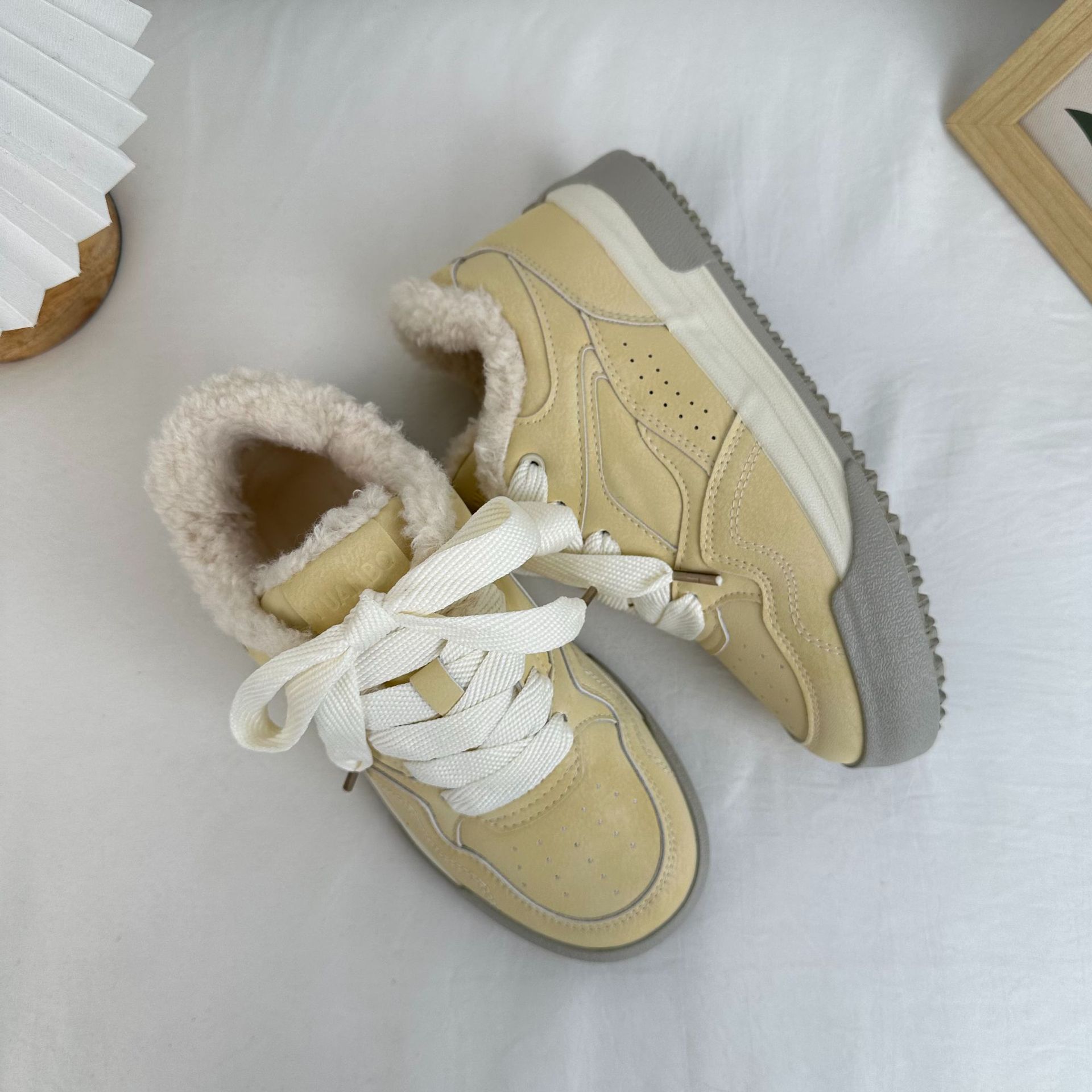 Yuanbo 2025 invierno nuevos zapatos de algodón de corte bajo de las mujeres zapatos de tabla abrigados para estudiantes más zapatos de lona de terciopelo