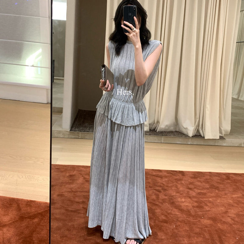 Hers Korean-Style Summer Design Pleated Waist-Cinching Sleeveless Knit Top and Skirt Set, High-End Slimming Outfit for Women Hers Korean-Style Summer Design Pleated Waist-Cinching Sleeveless Knit Top and Skirt Set, High-End Slimming Outfit for Women