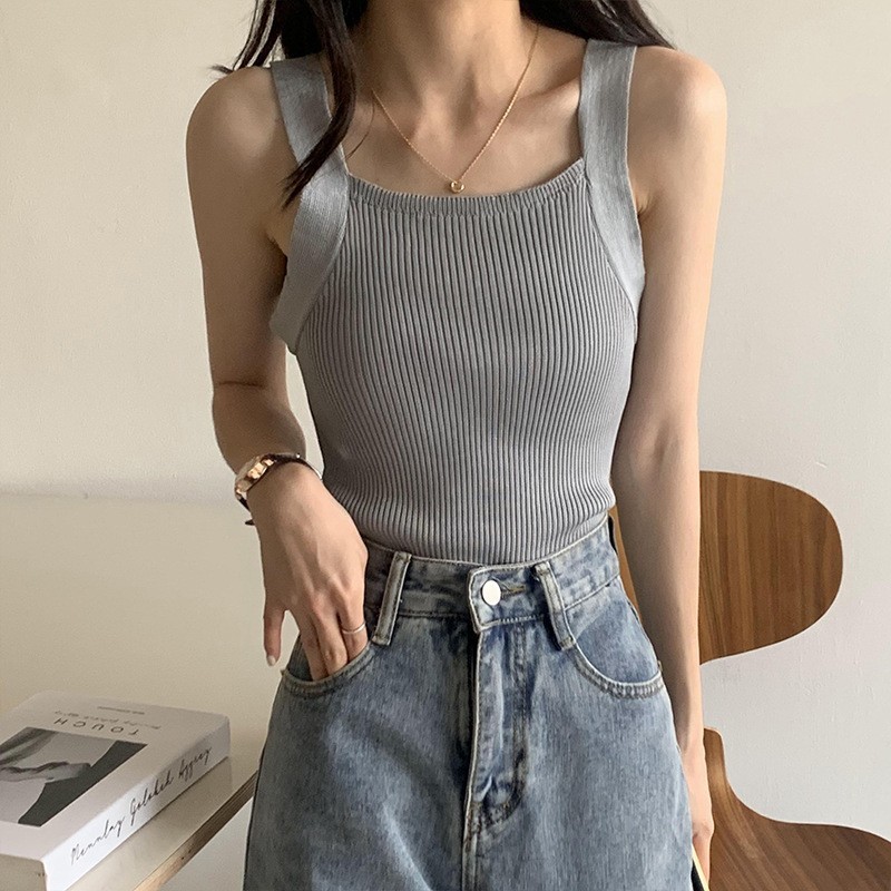 夏の韓国版の純色の短いタイプの中に黒いベストのニットの女性の底のシャツの学生の小さいガーターの上着を掛けて外に着ます。|undefined