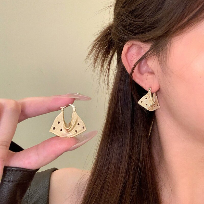 French-style retro polka dot bag earrings, unique design, beautiful Korean-style earrings, fashionable stud earrings, and other ear accessories