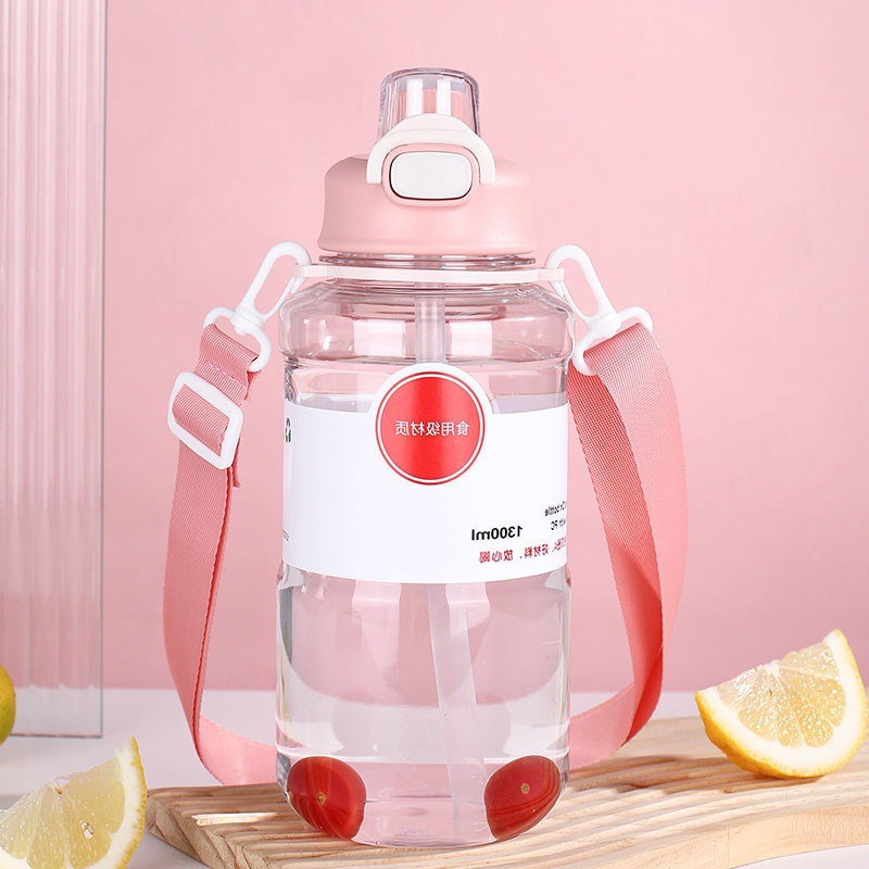 Taza de plástico de grado alimenticio doble taza de agua con mango de cinturón taza de agua conveniente con taza de escala moderna simple sin