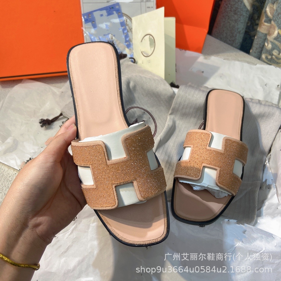 Europa y los Estados Unidos 2025 zapatos caseros de mujer una palabra fuera de H zapatillas de diamante de cuero plano playa casuales zapatillas frías tacones planos resistentes al desgaste