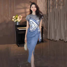 设计感假两件牛仔连衣裙女中长款2026夏季新款丝巾拼接开叉裙子潮
