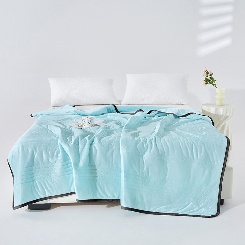 가장자리가 검은색인 연한 녹색 줄무늬