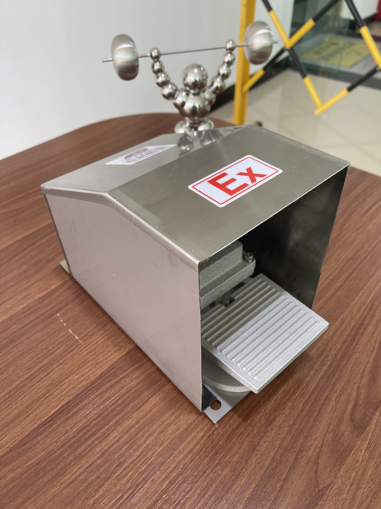 防爆脚踏开关 带护罩