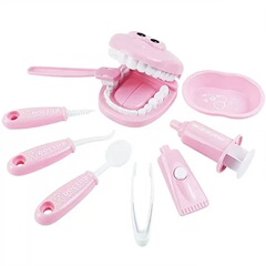 子供の口腔は歯を磨いておもちゃを練習します。