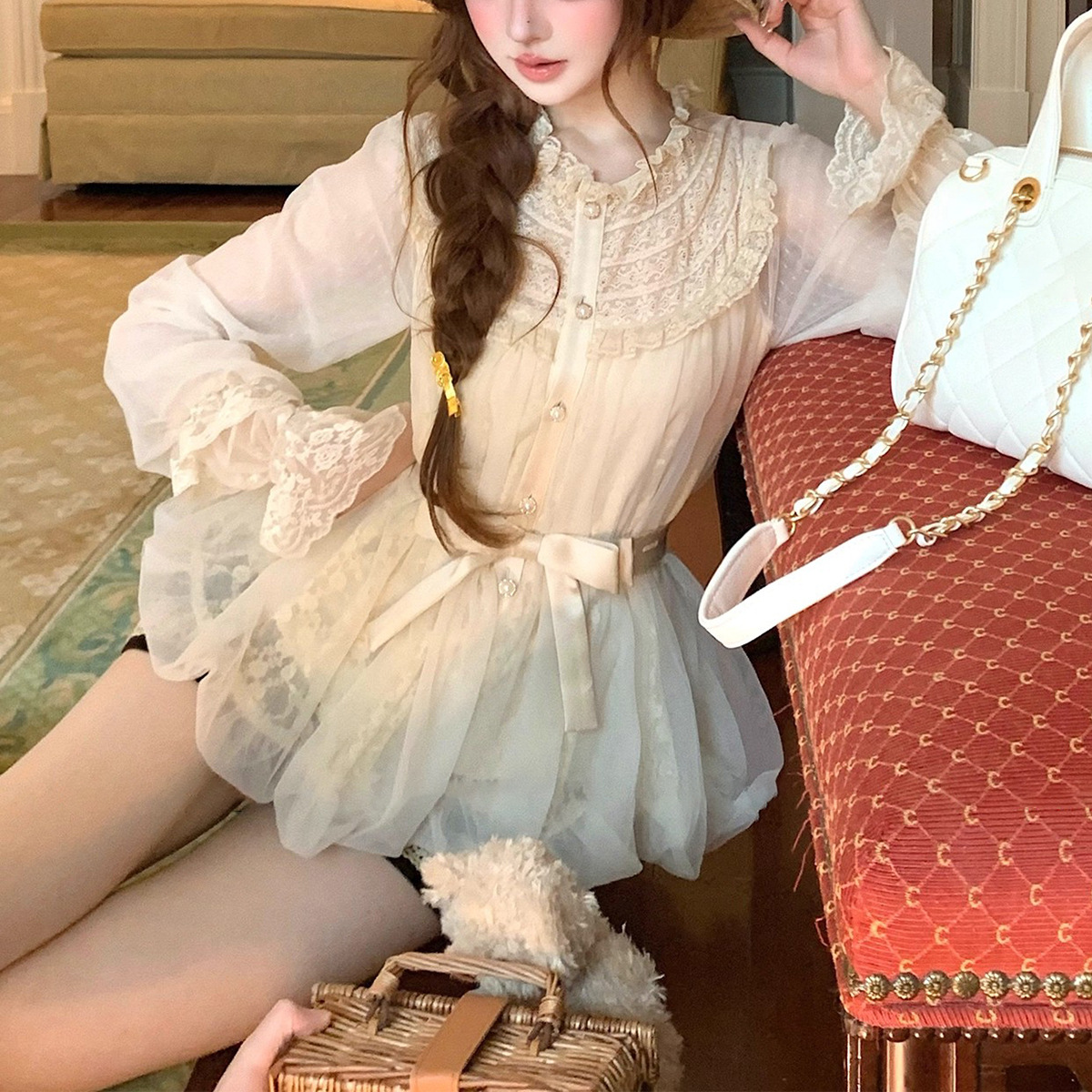 Feathered brocade, dreamy vintage doll-like lace babydoll shirt with ruffled collar and tulip-shaped blouse, long sleeves for women.