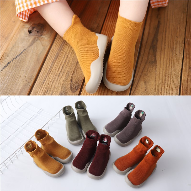 Zapatos de niño bordados zapatos de fondo suave antideslizante primavera y otoño calcetines de bebé zapatos para caminar en interiores y al aire libre educación temprana zapatos y calcetines transpirables infantiles