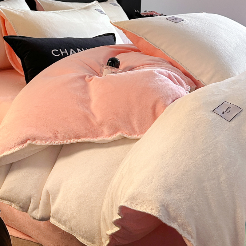 Cama de seda de leche de cuatro piezas de invierno de coral de seda de doble cara más cubierta de edredón de seda de invierno dormitorio de tres espesores
